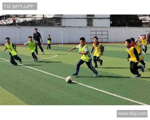 校园足球联赛激情开赛球员们在绿茵场上挥洒汗水展现风采